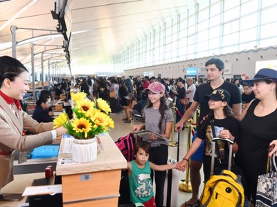 Du khách làm thủ tục tại Cảng hàng không quốc tế Phú Quốc dịp Tết Bính Ngọ 2026