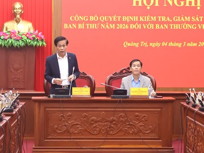 Ông Hoàng Phúc Lâm, Phó Giám đốc Học viện Chính trị Quốc gia Hồ Chí Minh - Phó Trưởng Đoàn kiểm tra (trái ảnh) và ông Nguyễn Văn Phương, Bí thư Tỉnh ủy Quảng Trị (phải ảnh) đồng chủ trì hội nghị.