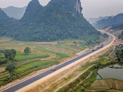 Giai đoạn 2026-2030 cần nguồn vốn rất lớn cho các dự án hạ tầng giao thông. Trong ảnh: Thi công cao tốc Đồng Đăng - Trà Lĩnh 