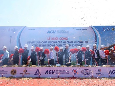 Các đại biểu thực hiện nghi thức triển khai Dự án. 