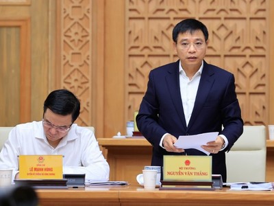 Bộ trưởng Bộ Tài chính Nguyễn Văn Thắng báo cáo tại Phiên họp Chính phủ thường kỳ tháng 2/2026. Ảnh VGP.