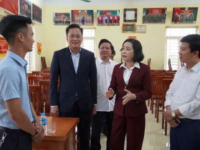 Phó Chủ tịch Quốc hội Nguyễn Thị Thanh kiểm tra công tác bầu cử tại Hưng Yên 