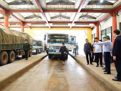 Phó Chủ tịch UBND tỉnh Quảng Trị Lê Đức Tiến (đội mũ cối xanh) kiểm tra khu vực dừng làm thủ tục thông quan cho các phương tiện tại Cửa khẩu quốc tế Cha Lo