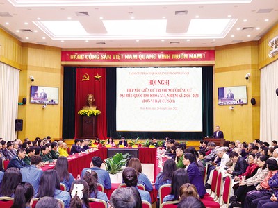 Tổng Bí thư Tô Lâm và các ứng viên Đơn vị bầu cử số 1, TP. Hà Nội tiếp xúc cử tri. Ảnh: Như Ý