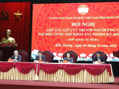 Các ứng cử viên đại biểu Quốc hội khóa XVI tại hội nghị tiếp xúc cử tri.