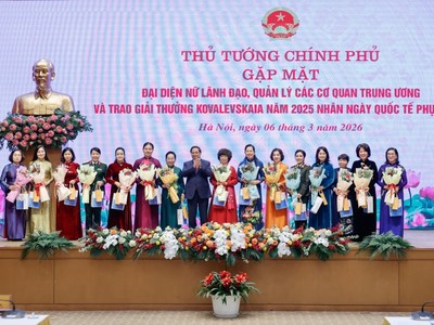 Thủ tướng và các nữ lãnh đạo quản lý các cơ quan Trung ương - Ảnh: VGP.