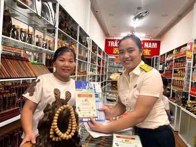 Công chức thuế tuyên truyền, giới thiệu ứng dụng thuế điện tử đến người nộp thuế. Ảnh: TN