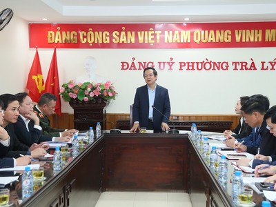 Ủy viên trung ương Đảng, Phó Bí thư Tỉnh ủy, Chủ tịch UBND tỉnh Phạm Quang Ngọc phát biểu tại buổi làm việc.