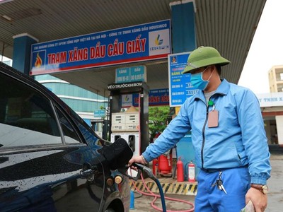 Giá xăng dầu tăng từ 7% sẽ được điều chỉnh ngay không chờ kỳ điều hành.