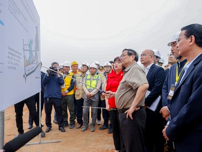 Thủ tướng kiểm tra dự án Khu quy hoạch tái định cư - Ảnh: VGP.