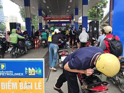 Người dân nhiều địa phương đổ xô đi mua, tích trữ xăng dầu khiến nhu cầu tiêu thụ nhiên liệu tăng gấp rưỡi, thậm chí gấp đôi. 