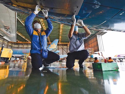 Công tác bảo dưỡng tàu bay của Vietnam Airlines phục vụ cao điểm Tết (Ảnh: P.V) 