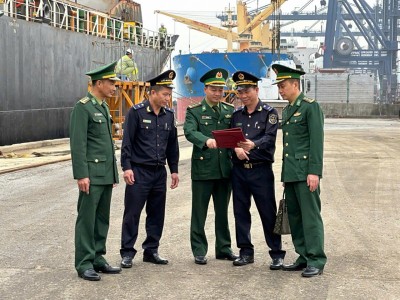 Hải quan và Bộ đội Biên phòng cảng Hòn Gai thường xuyên trao đổi thông tin nghiệp vụ, phối hợp tuần tra liên ngành. Ảnh: QH.