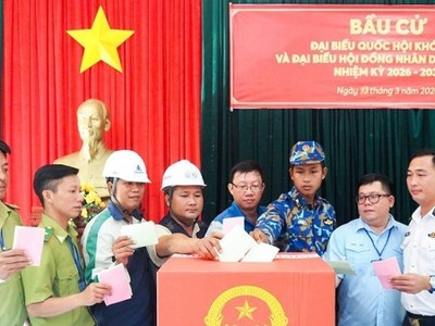 Cán bộ, lực lượng vũ trang và nhân dân đảo Hòn Khoai bầu cử đại biểu Quốc hội và HĐND các cấp - Ảnh: Báo Cà Mau