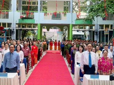 Nguyên Thủ tướng Nguyễn Tấn Dũng cùng Chủ tịch UBND TP.HCM Nguyễn Văn Được đi bỏ phiếu 