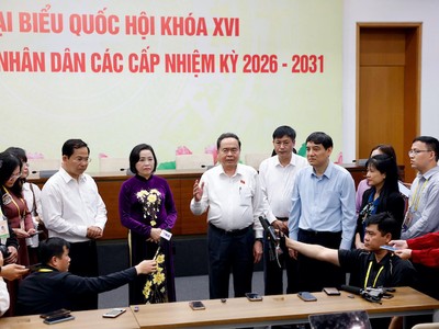 Chủ tịch Quốc hội Trần Thanh Mẫn thăm Trung tâm báo chí bầu cử - Ảnh NY.