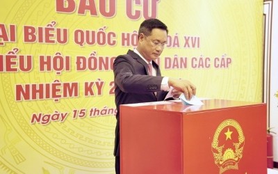 Bí thư Thành ủy Đà Nẵng Lê Ngọc Quang bỏ phiếu tại khu vực bỏ phiếu số 15, phường Hải Châu, Đà Nẵng. Ảnh: Đ.N