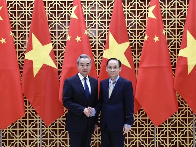 Bộ trưởng Lê Hoài Trung nhiệt liệt chào mừng Bộ trưởng Vương Nghị thăm lại Việt Nam.