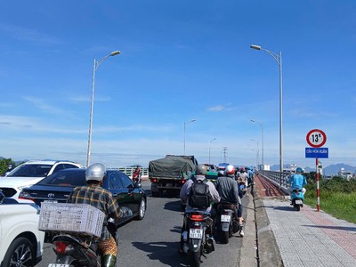Cầu Hoà Xuân thường ùn tắc trong giờ cao điểm. 