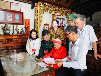 Tổ bầu cử số 21 đã mang hòm phiếu lưu động đến nhà Mẹ Việt Nam Anh hùng Trần Thị Bệ, 105 tuổi, tại Tổ dân phố Đằng Hải 9, phường Hải An, thành phố Hải Phòng