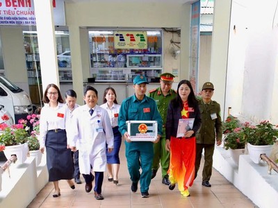 Lực lượng chức năng chuyển hòm phiếu lưu động tới cử tri cao tuổi, người ốm đau hoặc gặp khó khăn trong việc đi lại 