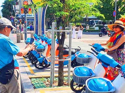 Người dân TP.HCM trải nghiệm miễn phí xe điện công cộng tại trung tâm thành phố 