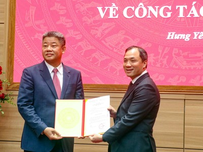 Phó trưởng Ban Thường trực Ban Tổ chức Trung ương (bên phải) trao Quyết định của Bộ Chính trị cho ông Nguyễn Mạnh Quyền giữ chức Phó Bí thư Tỉnh ủy Hưng Yên, nhiệm kỳ 2025 - 2030.