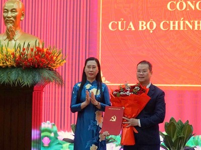 Phó Trưởng ban Tổ chức Trung ương Bùi Thị Quỳnh Vân trao quyết định và tặng hoa chúc mừng ông Nguyễn Mạnh Hùng.