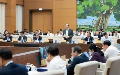 Thứ trưởng Bộ Tư pháp Phan Chí Hiếu trình bày tờ trình dự án luật. 