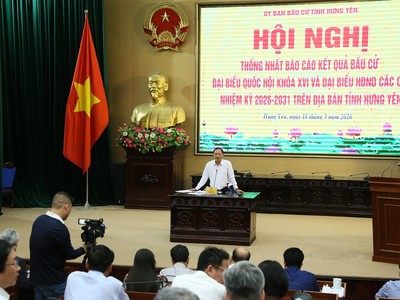 Ông Trần Quốc Văn, Phó Bí thư Tỉnh ủy, Chủ tịch HĐND tỉnh, Phó Trưởng ban Thường trực Ban Chỉ đạo Bầu cử tỉnh, Chủ tịch Ủy ban Bầu cử tỉnh Hưng Yên chủ trì hội nghị.