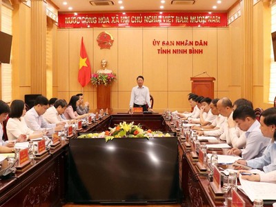 Ông Trần Song Tùng, Phó Chủ tịch Thường trực UBND tỉnh Ninh Bình chủ trì hội nghị