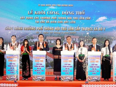 Các đại biểu bấm nút khởi công Dự án Trường phổ thông nội trú liên cấp tiểu học - trung học cơ sở xã Bờ Y.