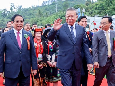 Tổng Bí thư Tô Lâm, Thủ tướng Chính phủ Phạm Minh Chính tới dự lễ khởi công tại điểm cầu chính, Trường phổ thông nội trú tiểu học và trung học cơ sở Đồng Đăng, xã Đồng Đăng, tỉnh Lạng Sơn - Ảnh: VGP.