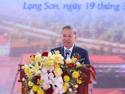 Tổng Bí thư Tô Lâm phát biểu chỉ đạo tại Lễ khởi công, động thổ đồng loạt các trường nội trú liên cấp vùng biên giai đoạn 2. Ảnh: VGP.