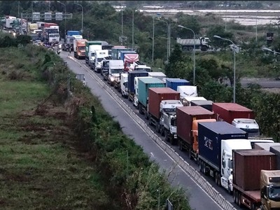 Theo Sở xây dựng, giá cước vận chuyển của các doanh nghiệp thành viên Hiệp hội vận tải hàng hóa TP.HCM đã tăng khoảng 20 - 25% do giá nhiên liệu leo thang