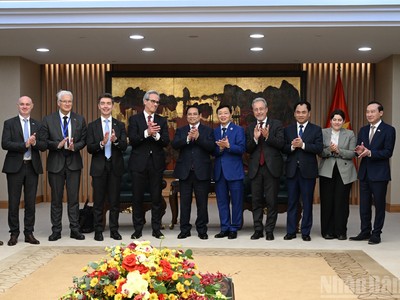 Thủ tướng Phạm Minh Chính và ông Fernando Andresen Guimaraes với các thành viên hai đoàn. Ảnh: Trần Hải.