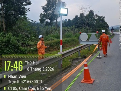 Lắp đặt cọc tiêu, biển báo và đèn chiếu sáng tại một vị trí thi công mở rộng trên cao tốc Nội Bài - Lào Cai. 