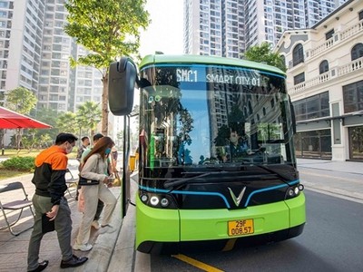 Xe buýt điện góp phần phát triển giao thông xanh ở Thủ đô. Ảnh: VGP.