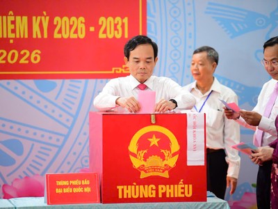 Bí thư Thành ủy TP.HCM Trần Lưu Quang bỏ phiếu bầu cử. Ảnh: Lê Toàn.