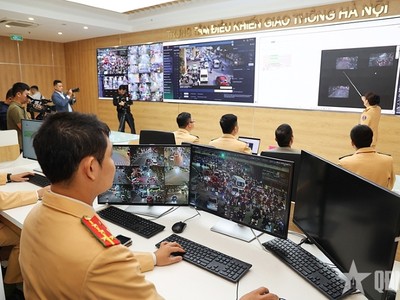 Công an TP Hà Nội vận hành Trung tâm điều khiển giao thông mới, là đầu não của hệ thống camera AI.