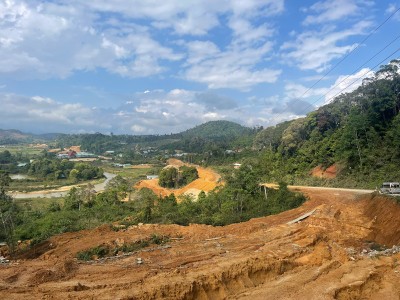 Dự án cải tạo, nâng cấp Tỉnh lộ 676 được kỳ vọng sẽ thúc đẩy phát triển kinh tế - xã hội của các địa phương của tỉnh Quảng Ngãi, song 4 năm thi công vẫn chưa xong gây ảnh hưởng đến cảnh quan, lưu thông của người dân và du khách.