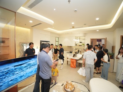 Khách hàng lắng nghe tư vấn tại nhà mẫu The NEST trong ngày khai trương.