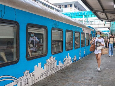 Một đoàn tàu đường sắt tuyến Hà Nội - Hải Phòng đón khách tại ga Hà Nội (Ảnh: P.V) 