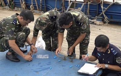 Lực lượng hải quan niêm phong tàu vận chuyển dầu nhập lậu. Ảnh: Lê Thu.