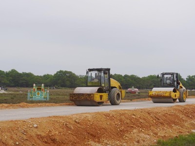 Dự án Đường ven biển kết nối hành lang kinh tế Đông - Tây giai đoạn 1 đang thi công.