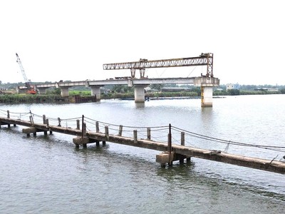 Dự án Cầu Tam Tiến và đường dẫn có tổng vốn đầu tư 220 tỷ đồng, do Công ty TNHH Thanh Tùng thi công.