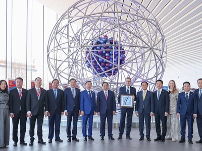 Thủ tướng Phạm Minh Chính tặng quà Bảo tàng Năng lượng Nguyên tử - Ảnh: VGP/Nhật Bắc