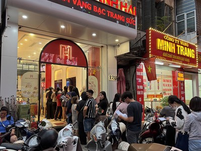 Người dân xếp hàng nhận vàng tại Bảo Tín Mạnh Hải đến tối muộn ngày 25/3