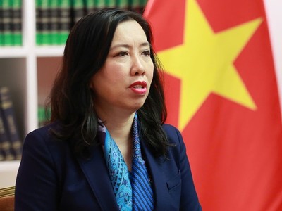 Thứ trưởng Bộ Ngoại giao Lê Thị Thu Hằng trả lời phỏng vấn báo chí.