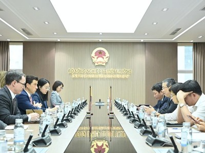 Thứ trưởng Bộ Nông nghiệp và Môi trường Hoàng Trung làm việc với đoàn công tác của Hoa Kỳ.